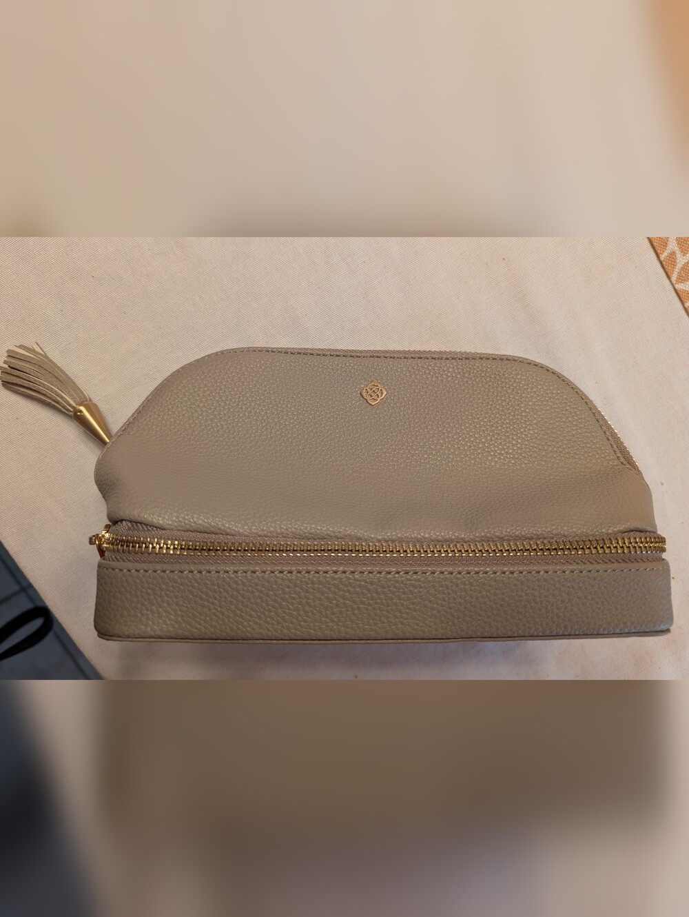 Kendra Scott Taupe Grey Pebbled Leather Cosmetic Jewelry Travel Pouch Bag